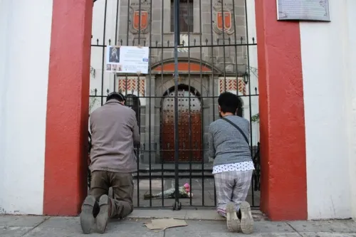 Devotos dan gracias a la Virgen del Carmen