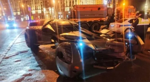 Cae Batimóvil en Rusia; no cabía en las calles