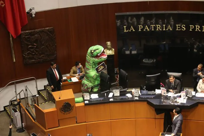 Xóchitl Gálvez disfrazada de dinosaurio
