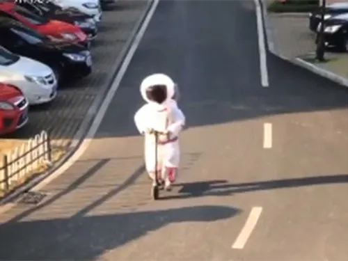 Usa traje espacial para ‘evitar’ coronavirus e ir de compras