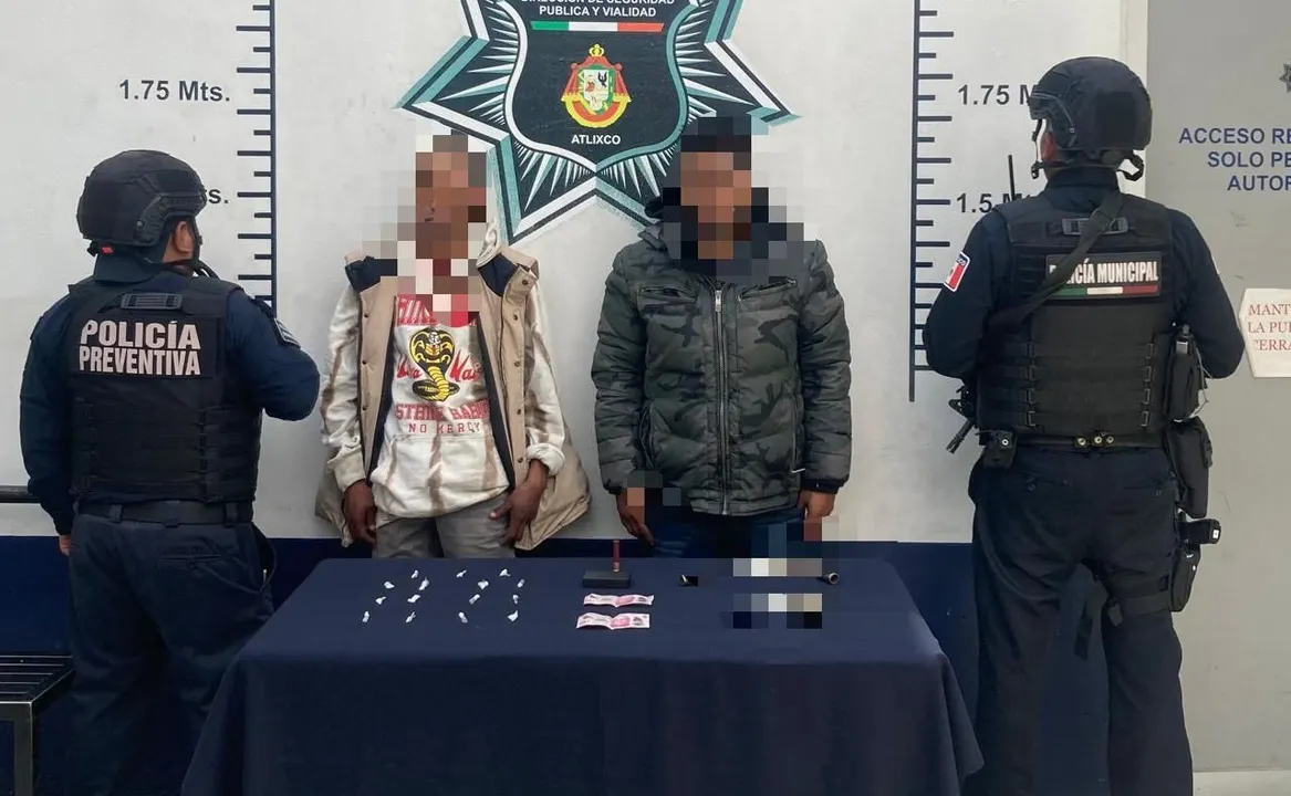 Ciudadanía y policías de Atlixco detienen a jóvenes de distribuían sustancias ilícitas