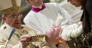 VIDEO: El Papa bautiza a 26 niños en la Capilla Sixtina
