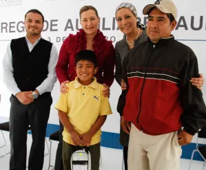 Entrega Alonso de Moreno Valle 370 aparatos auditivos