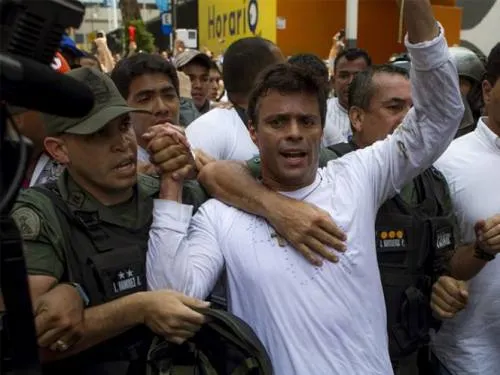 Libera Venezuela a Leopoldo López; le da arresto domiciliario