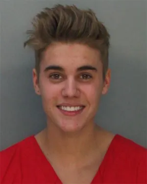 VIDEO: Bieber es arrestado por manejar borracho y a exceso de velocidad