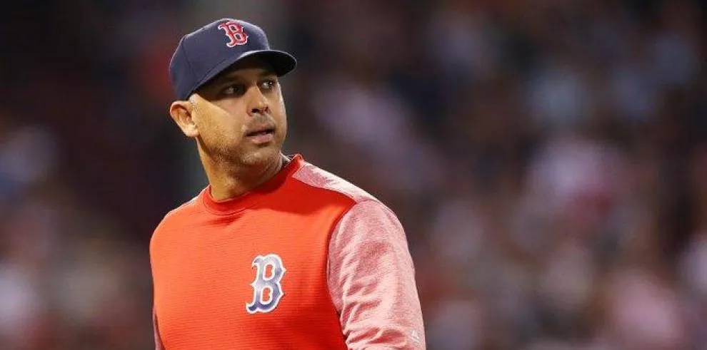 Alex Cora seguirá tres años al frente de Medias Rojas