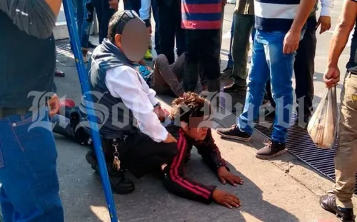Detienen y golpean a dos asaltantes en Plaza Cristal