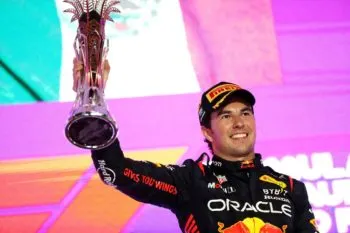 Gana Checo Pérez el Gran Premio de Arabia Saudita tras un fin de semana de ensueño