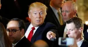 Trump inicia su administración confrontándose con los medios de comunicación