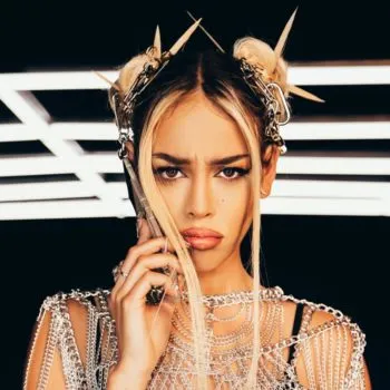 Danna Paola encanta a sus fans con atrevido outfit