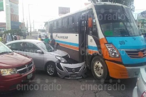 Choque entre un camión Galgos del Sur y un vehículo particular