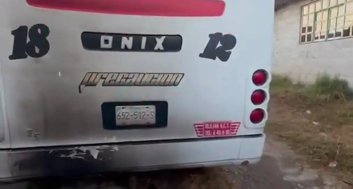 Autoridades atienden incendio de unidad de transporte público en la colonia Lomas de Flor del Bosque