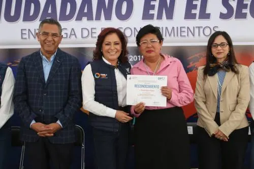 Dinorah López de Gali reconoce a personal del SEDIF certificado en atención al ciudadano