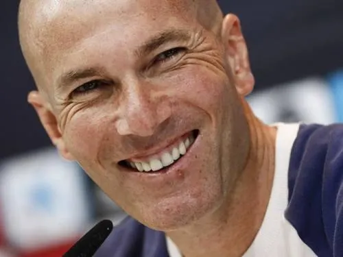 Zidane se ríe de la “conspiración” de las bolas calientes