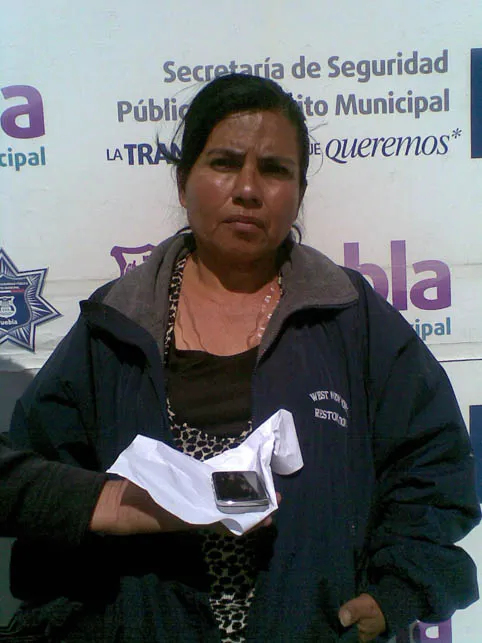 Presunta carterista, asegurada por la Policía Municipal de Puebla