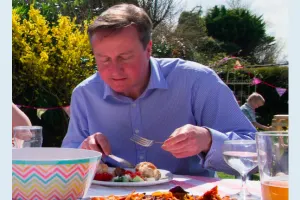 David Cameron come un hot dog con cuchillo y tenedor