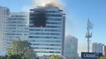 Incendio en Torres Palmas 1, en Angelópolis, deja un lesionado y más de 80 evacuados
