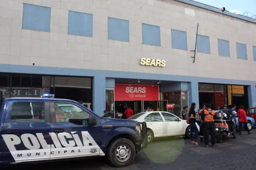Empleada intenta suicidarse lanzándose de la azotea de Sears del Centro