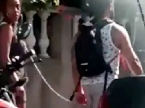 Turista ‘pasea’ a su novia con una cadena en el cuello