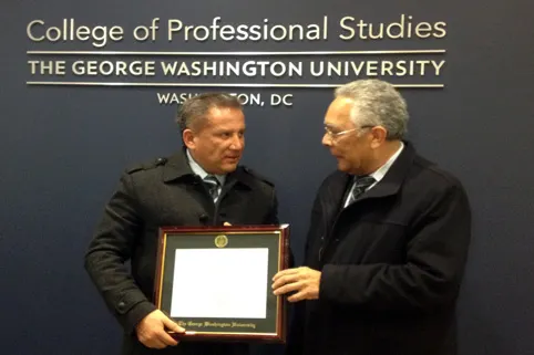 George Washington University otorga reconocimiento al rector de la BUAP