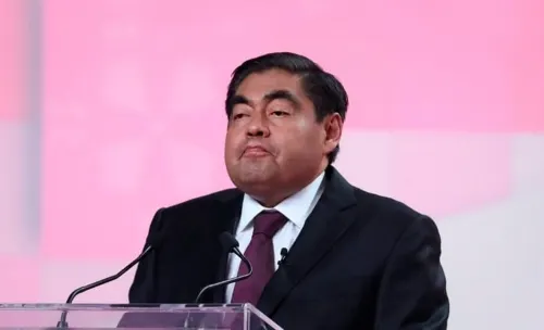 El Gobernador Barbosa se salta el Protocolo (y Acierta): Exhibe la Frivolidad y Tontería de Algunos