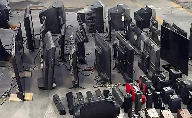 Operativo en Centro Penitenciario de San Pedro Cholula asegura cargadores, pantallas y objetos punzocortantes