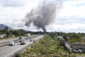 Sólo daños materiales deja incendio por toma clandestina en Tecamachalco