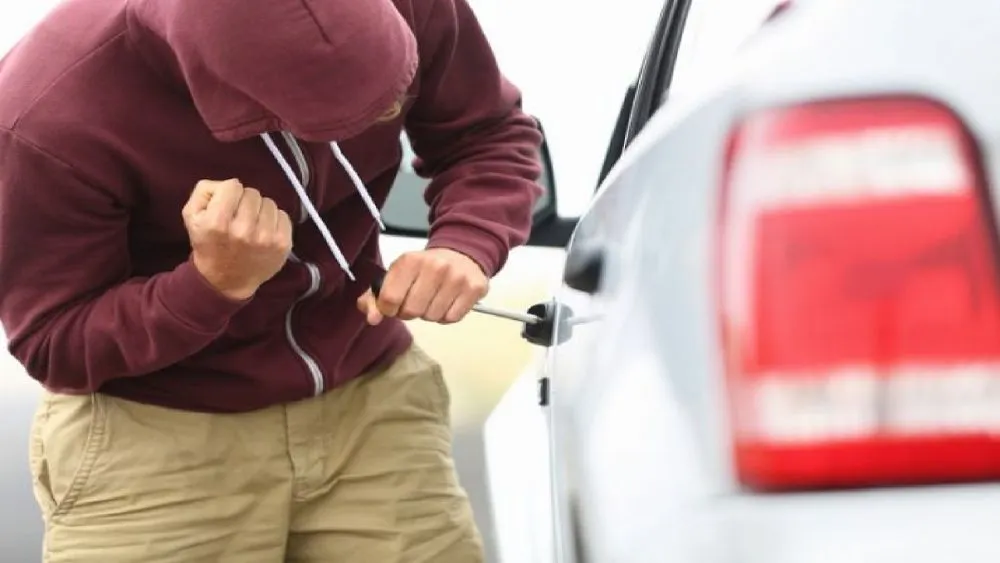 Tunden a golpes a un ladrón de autopartes en el Paseo Bravo
