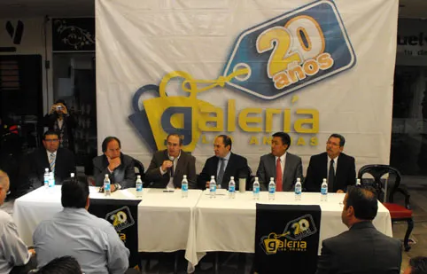 Autoridades municipales y estatales atienden reunión con locatarios y representantes de centros come