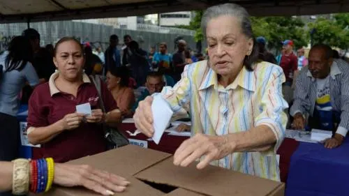La oposición venezolana asegura que logró casi 7,2 millones de votos en consulta contra Maduro