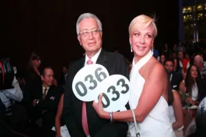 Madame Bartlett y la Suburban con el Logo de MORENA