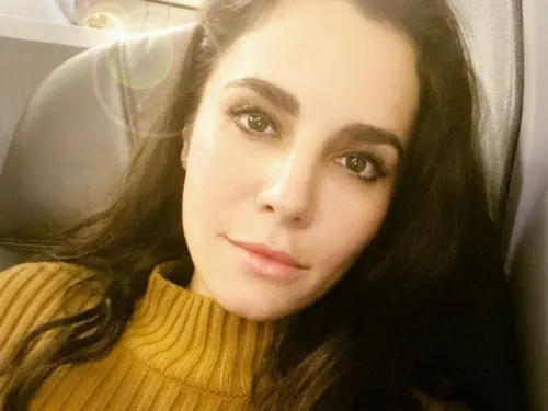 Martha Higareda sube foto sin blusa ni maquillaje y le critican las cirugías