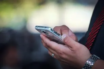 FGE rescató ilesa a una víctima de fraude telefónico