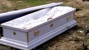 Arrebatan un cadáver a su familia en pleno cementerio por una deuda (video)