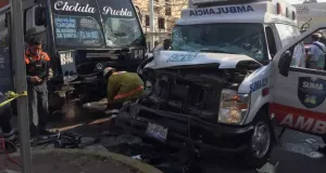 Choca ambulancia y micro; dos paramédicos lesionados