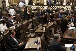 Quezada Tiempo propondrá 50% de reducción de sueldo a diputados y funcionarios