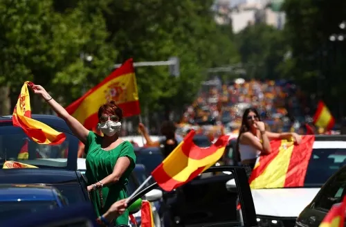 Miles protestan en caravanas contra gestión de crisis en España