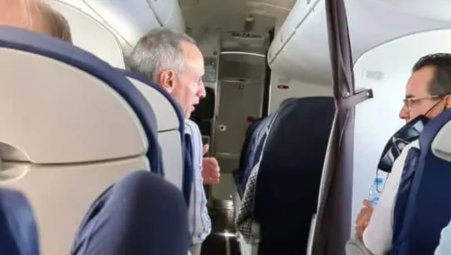 Rompiendo protocolos aéreos: Captan a López-Gatell sin cubrebocas en avión