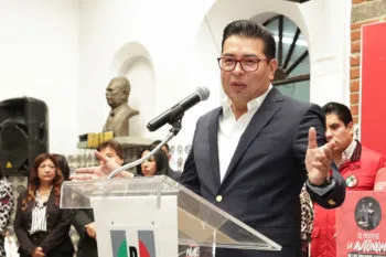 “Soy de raíces populares”, defiende Néstor Camarillo ante su autoadscripción indígena 