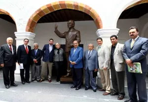 Gobierno y Academia Nacional de Historia y Geografía reconocen a periodista poblano