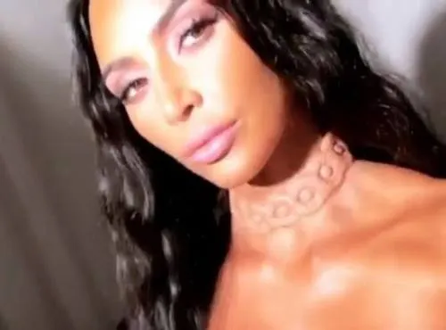 Kim Kardashian levanta polémica al “implantarse” collar en la piel