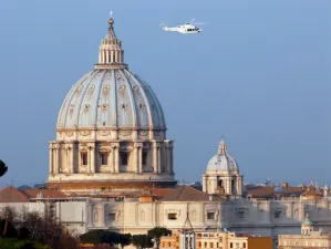 Benedicto XVI arriba a su estancia de descanso
