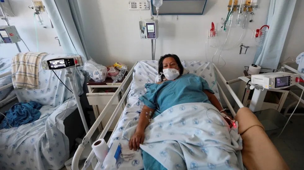 Van 221 mil 647 muertos a causa de covid-19