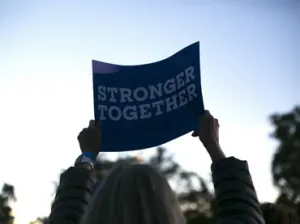 Clinton tiene menor apoyo latino que Obama, concluye encuesta