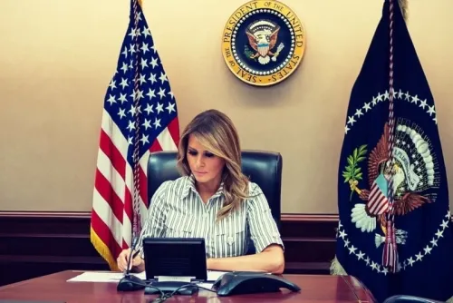 Melania Trump se vuelve viral tras extraño gesto después de saludar a Ivanka