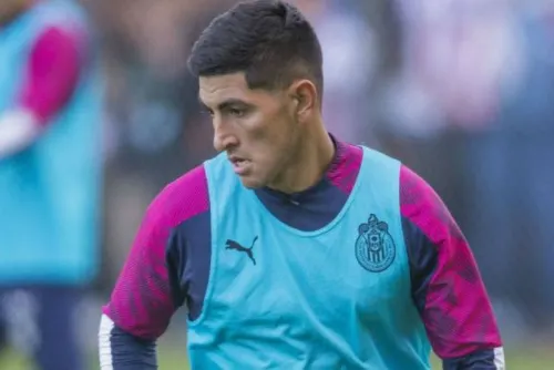 Chivas informa que Víctor Guzmán queda fuera de su plantel