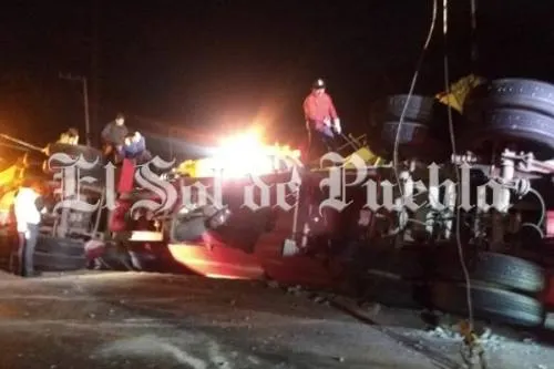 Se vuelca pipa en la autopista México-Puebla