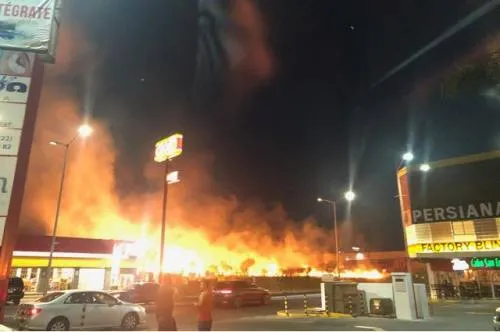 Se incendia terreno baldío en la entrada de Lomas de Angelópolis norte
