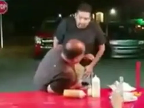 Video: Estadunidense insulta a mexicanos, lo golpean y llora