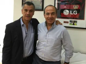 Operan de la rodilla al ex presidente Felipe Calderón